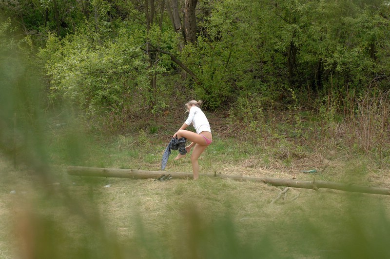 Joven de culo caliente con el coño afeitado mea al aire libre
 #78693553
