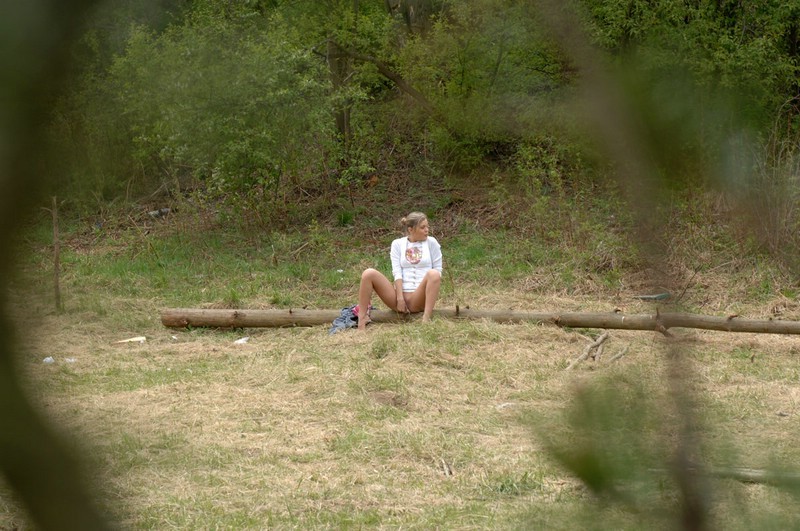 Joven de culo caliente con el coño afeitado mea al aire libre
 #78693621