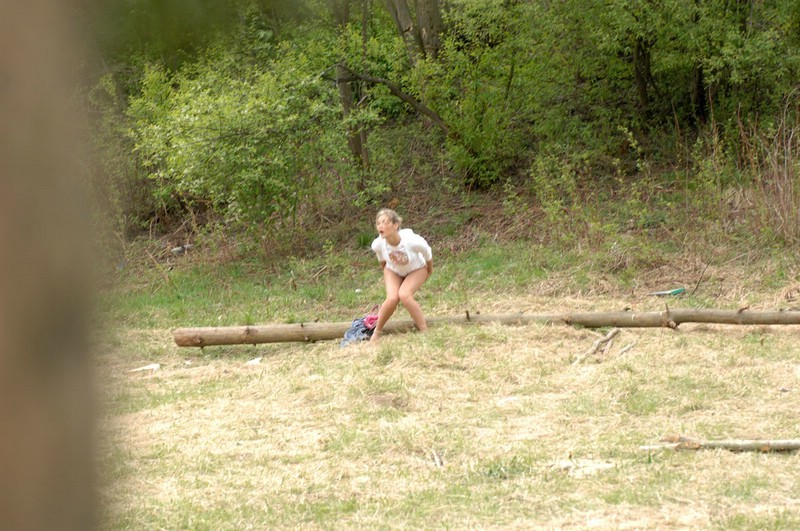 Joven de culo caliente con el coño afeitado mea al aire libre
 #78693625