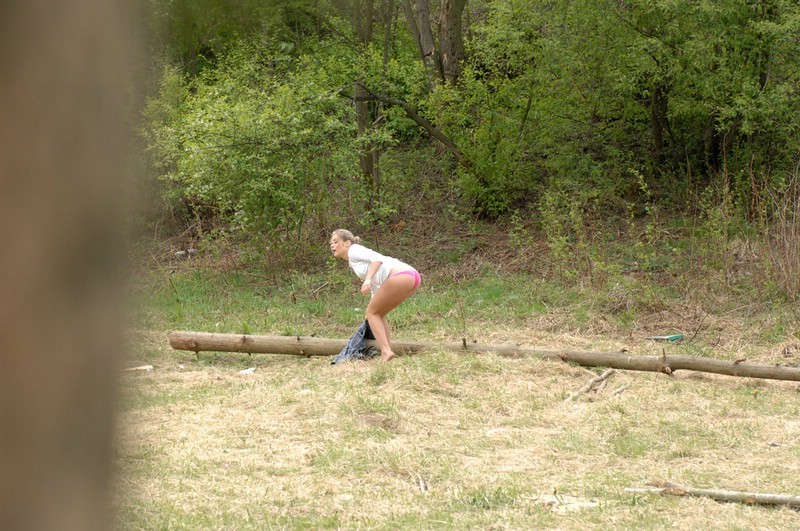 Joven de culo caliente con el coño afeitado mea al aire libre
 #78693633