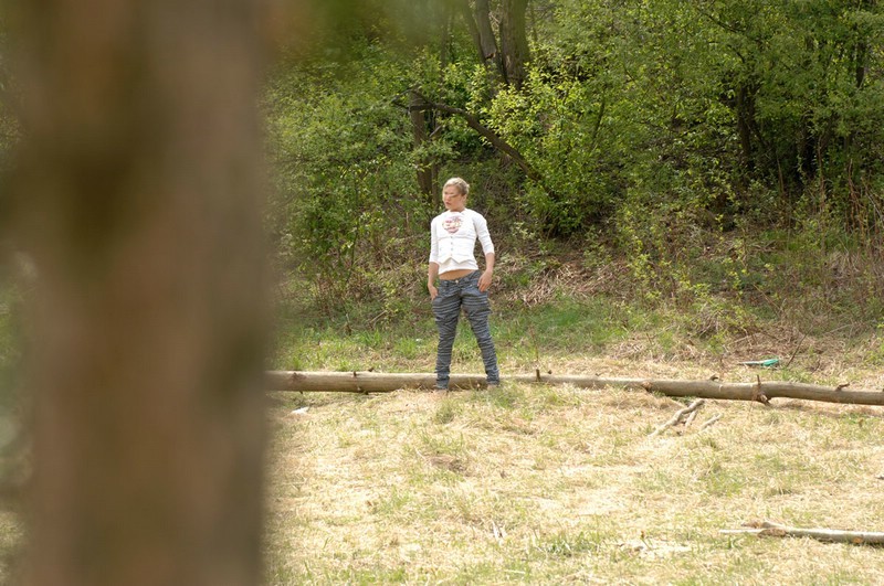 Joven de culo caliente con el coño afeitado mea al aire libre
 #78693645