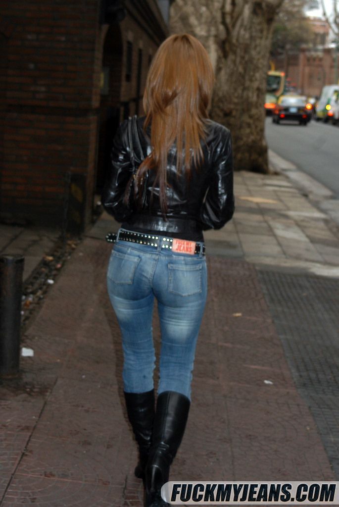 Langhaarige Hottie posiert in knappem schwarzen Top und engen Denim-Jeans
 #71251503