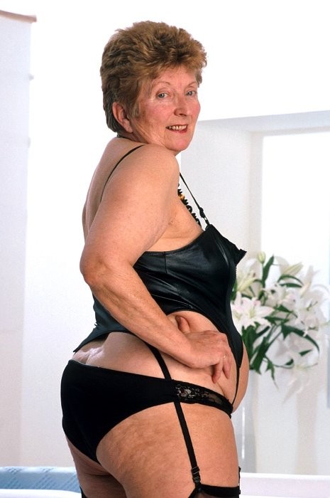 Nonna grassa allarga la sua fica liscia e depilata
 #75573470