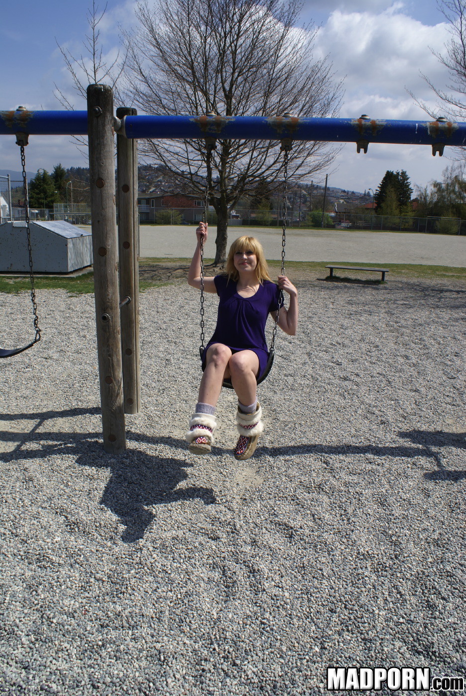 Süße Pfirsich Georgia und ihr bf Kopf auf dem Spielplatz für xxx Spaß
 #79352710