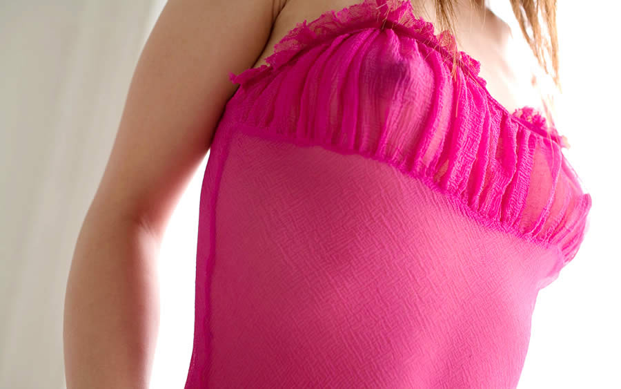 ピンクのシースルードレスを着たかわいい日本の女の子
 #69912620