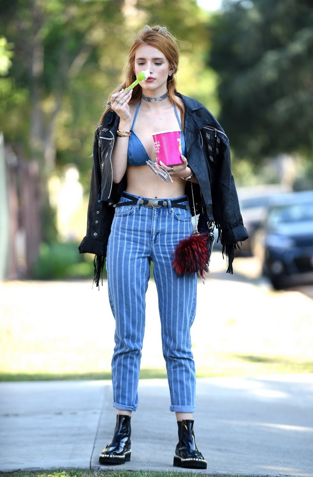 Bella thorne en haut de bikini et jean en denim.
 #75140814