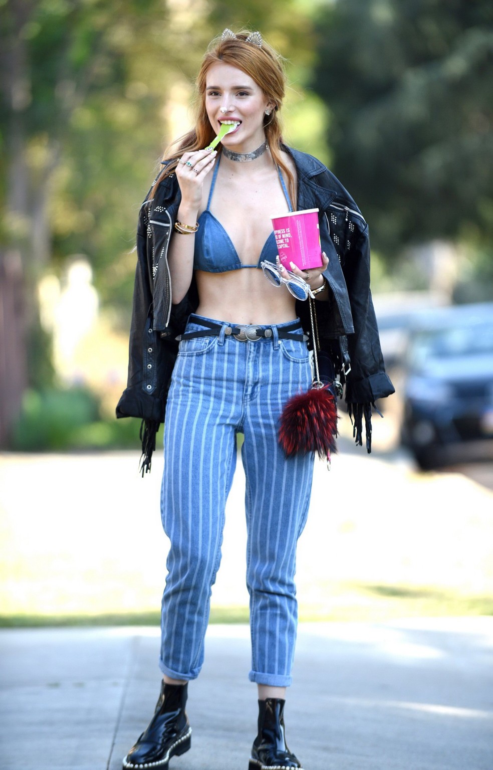 Bella thorne en haut de bikini et jean en denim.
 #75140828