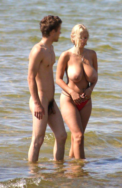 Freundliche junge russische Nudisten liegen am Strand
 #72250662