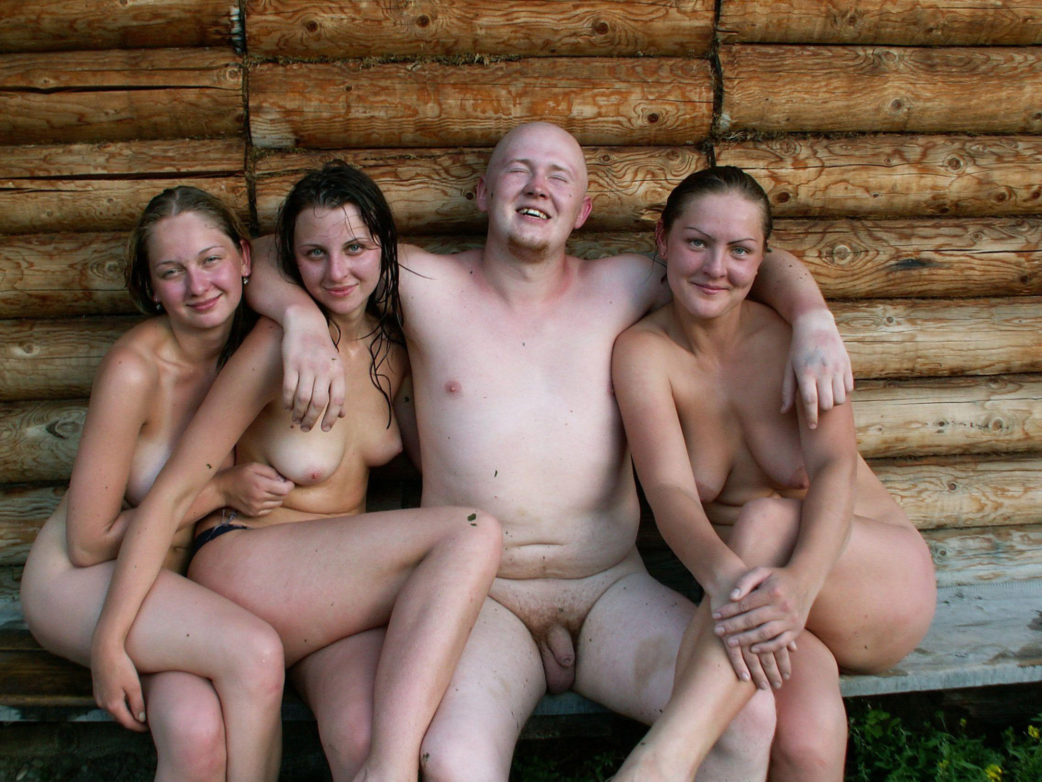 Freundliche junge russische Nudisten liegen am Strand
 #72250690