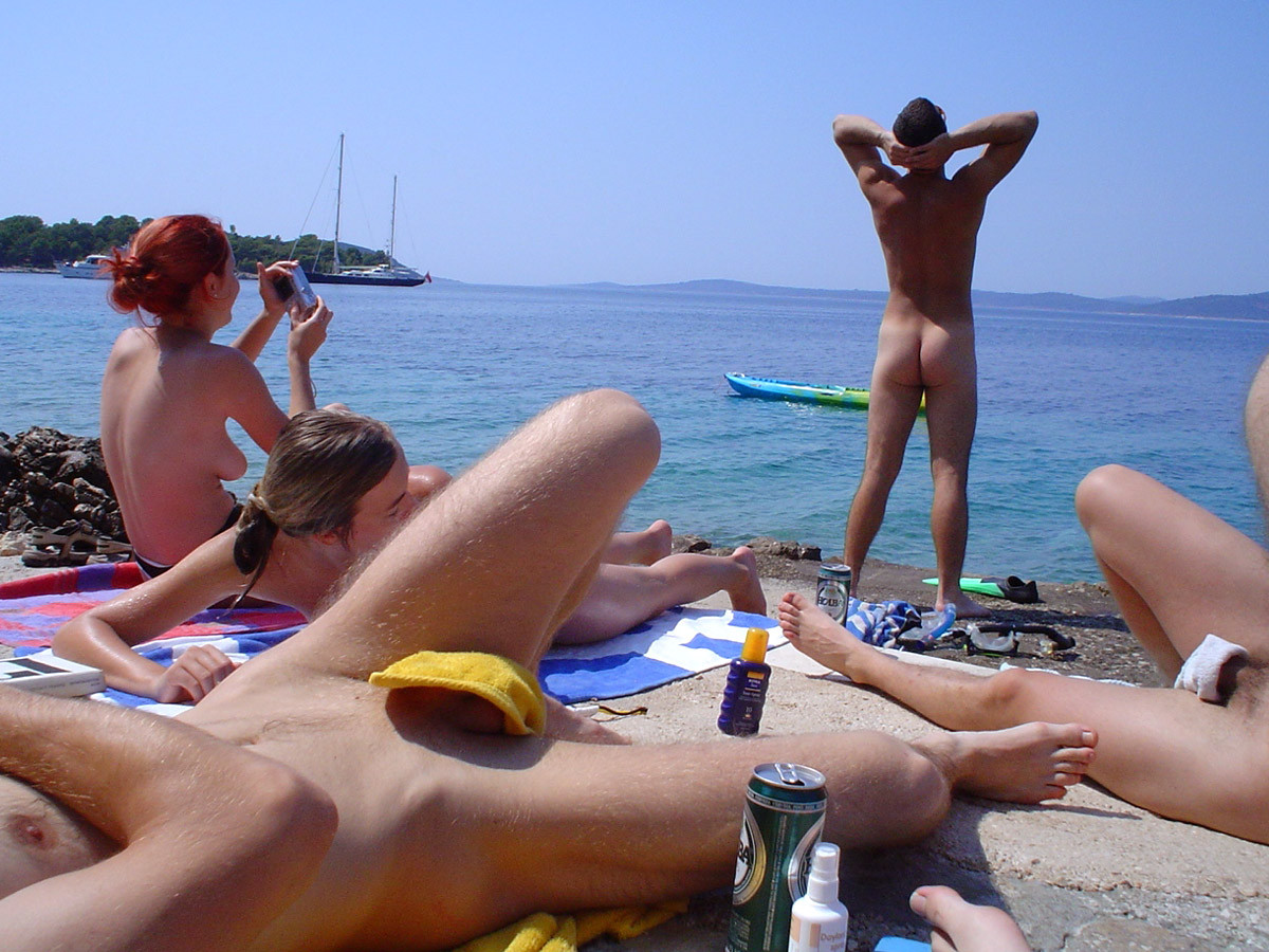 Freundliche junge russische Nudisten liegen am Strand
 #72250701