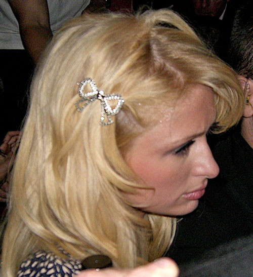 Paris Hilton entblößt Arsch Upskirt und packt Britney Titten
 #75439699