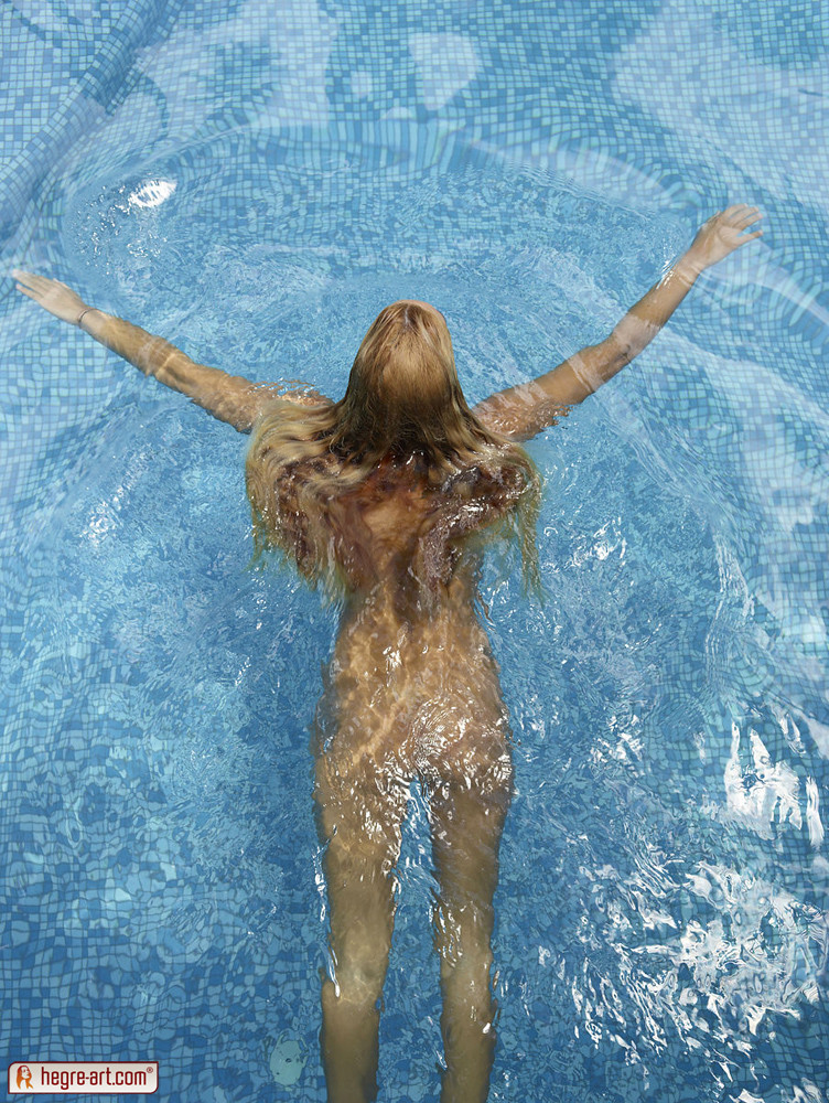 Precioso desnudo erótico modelo de moda en la piscina
 #71221996
