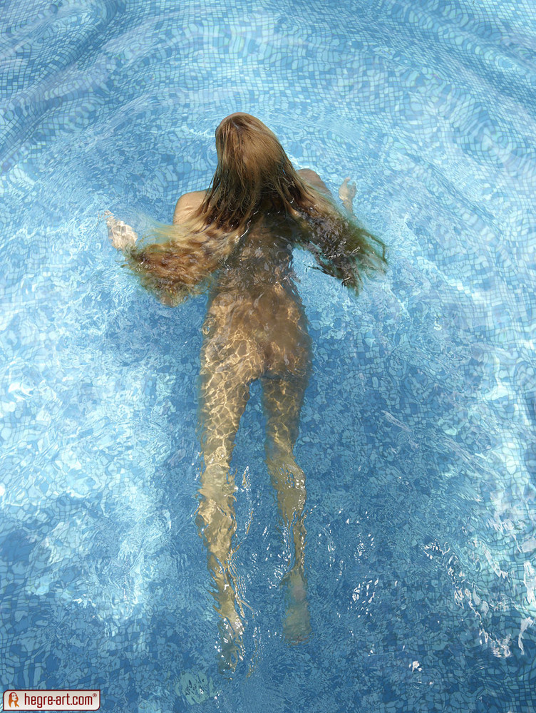 Wunderschöne nackte erotische Mode-Model im Pool
 #71221999