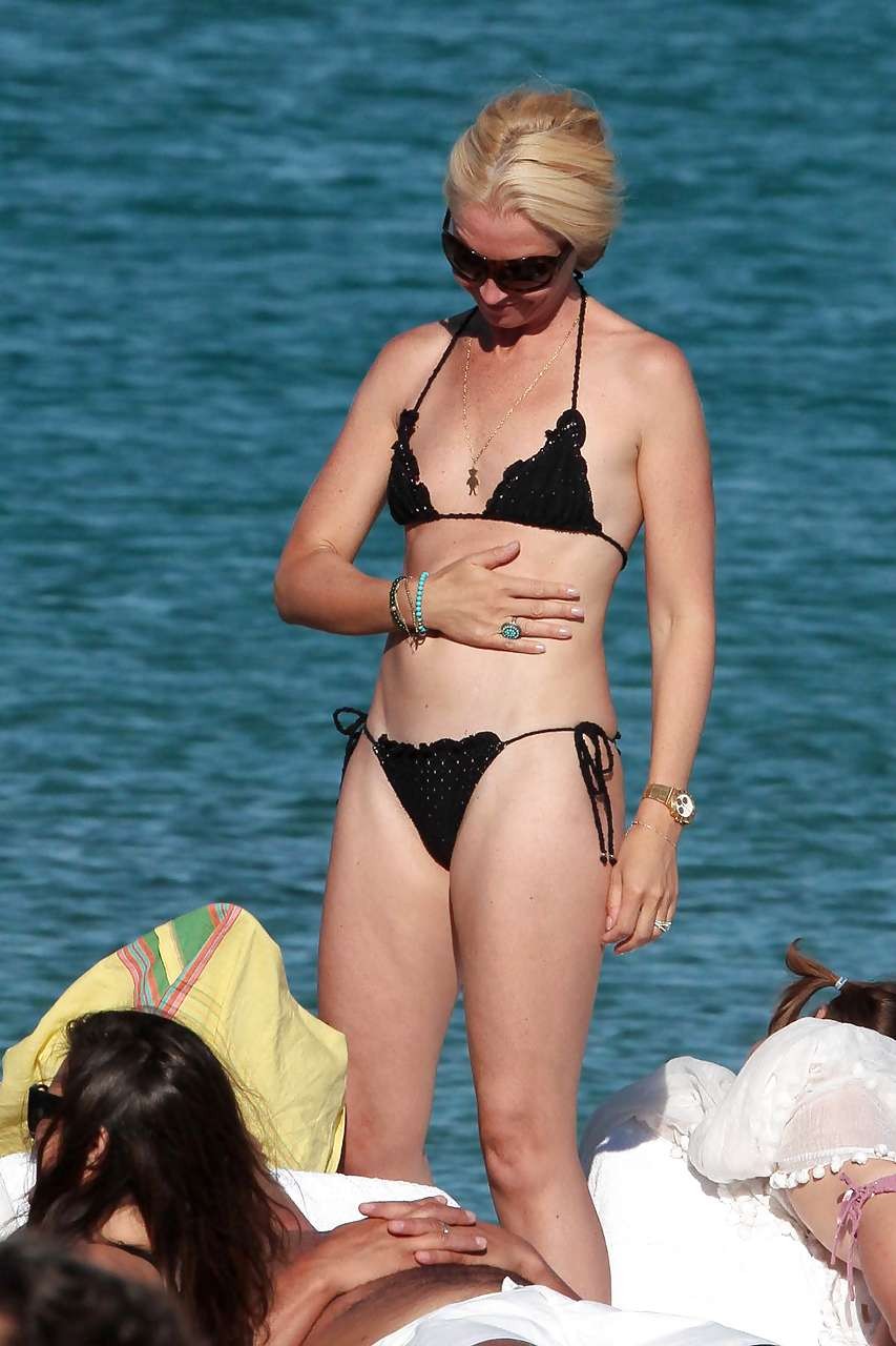 Tamara beckwith mostrando su coño upskirt en coche y sus tetas en la playa capturado por
 #75291968