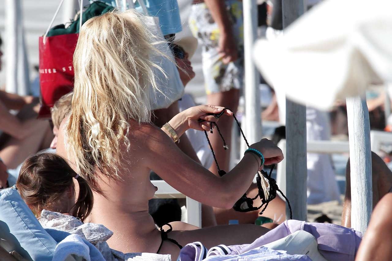 Tamara beckwith che mostra il suo upskirt figa in auto e le sue tette sulla spiaggia catturato da
 #75291996