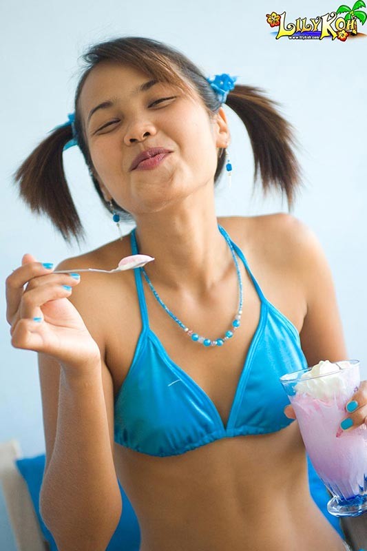 Lily Koh, jeune asiatique coquine, fait des dégâts avec son milkshake.
 #70013659