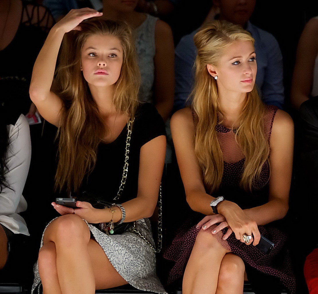 Nina agdal en jupe alors qu'elle est assise à côté de Paris Hilton à la soirée betsey johnson fash.
 #75219322