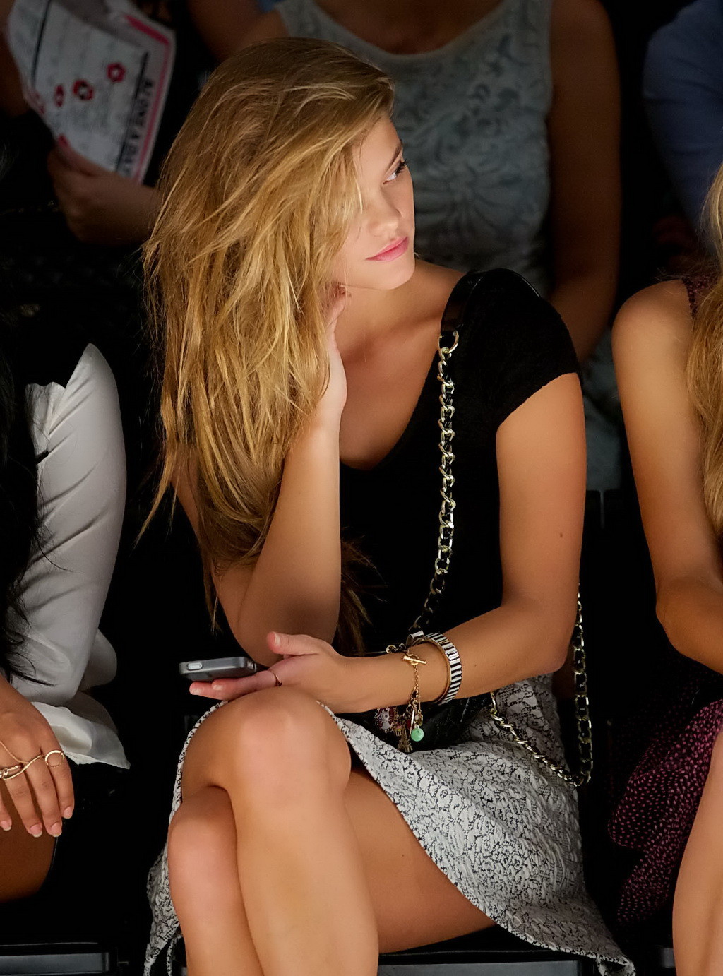 Nina agdal en jupe alors qu'elle est assise à côté de Paris Hilton à la soirée betsey johnson fash.
 #75219330