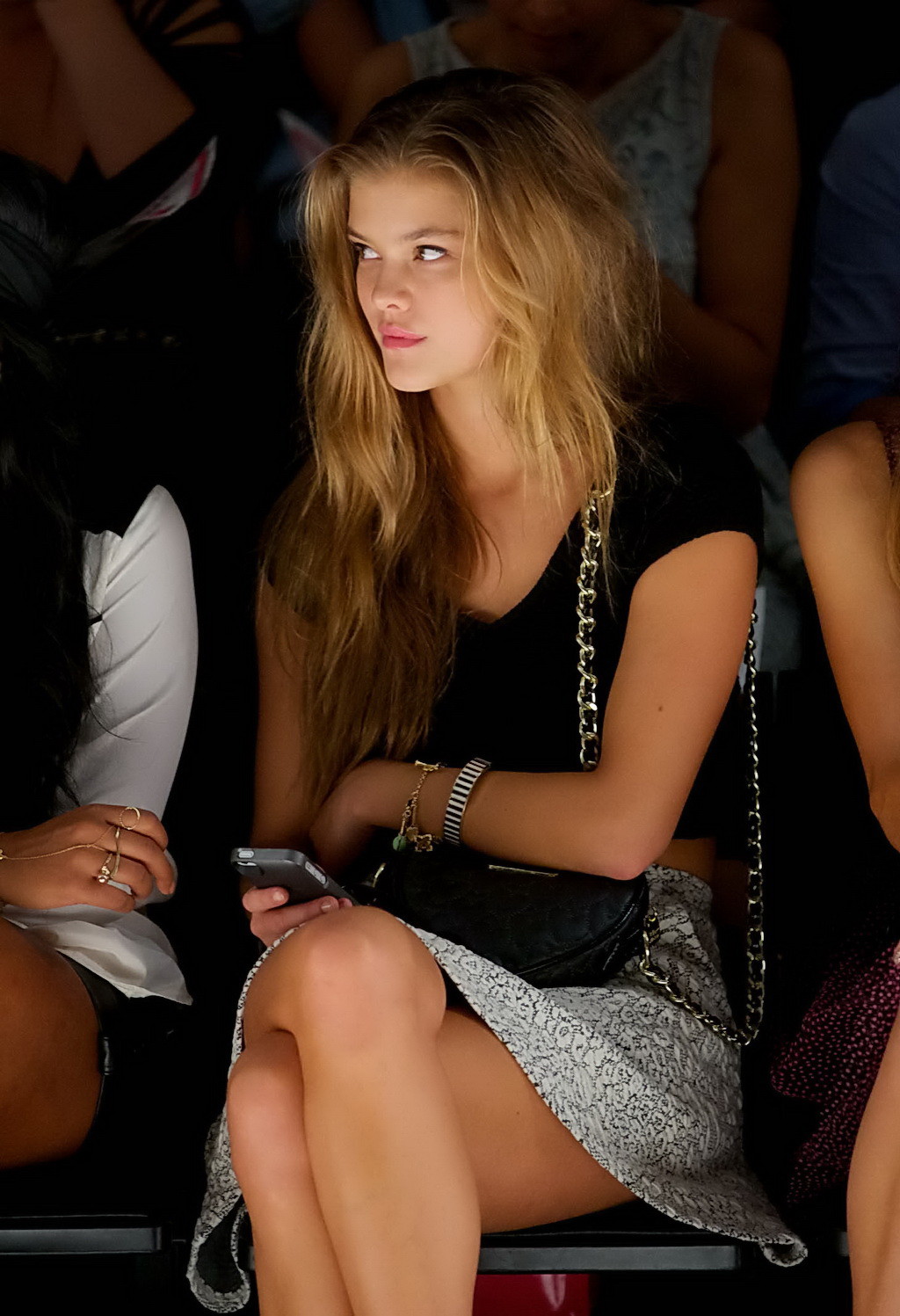 Nina agdal en jupe alors qu'elle est assise à côté de Paris Hilton à la soirée betsey johnson fash.
 #75219354