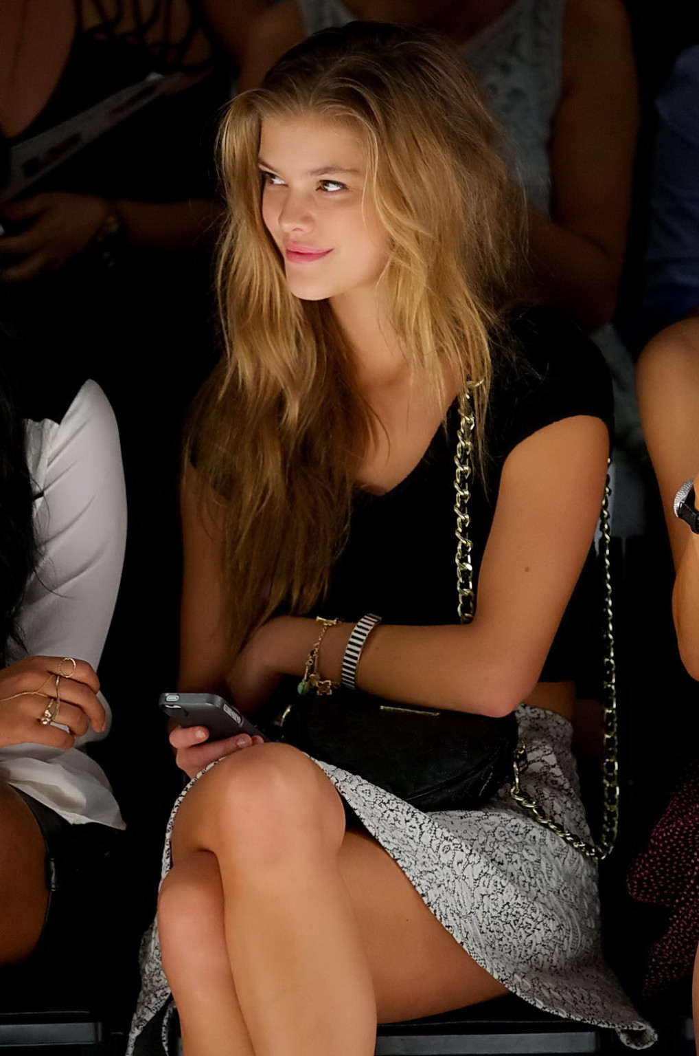 Nina agdal en jupe alors qu'elle est assise à côté de Paris Hilton à la soirée betsey johnson fash.
 #75219365