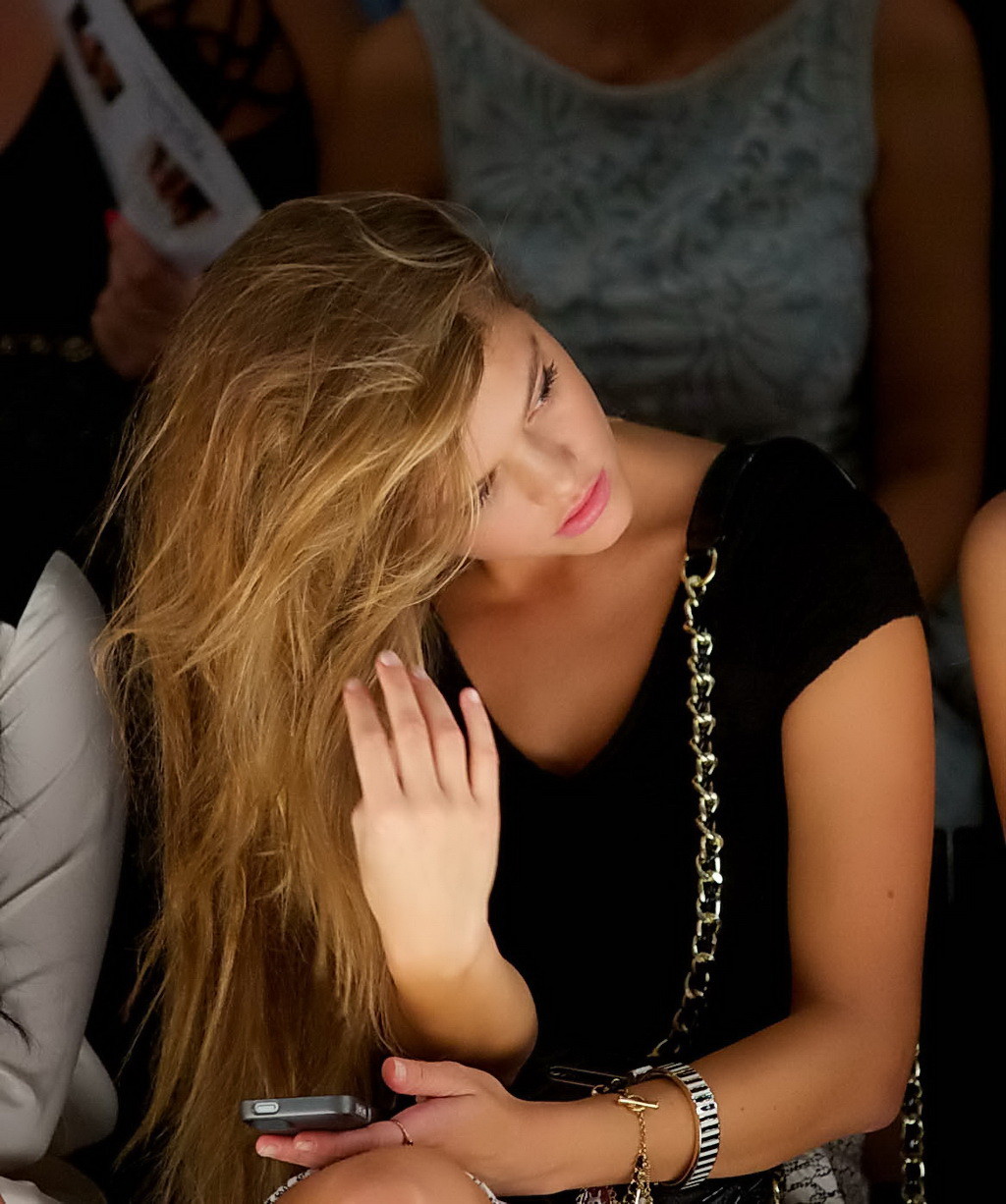 Nina agdal en jupe alors qu'elle est assise à côté de Paris Hilton à la soirée betsey johnson fash.
 #75219396