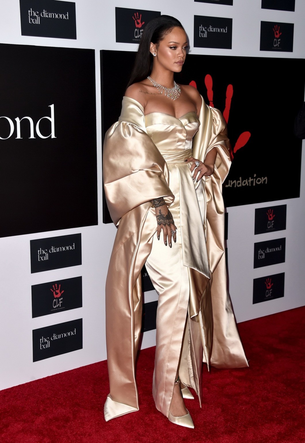 Rihanna pechugona braless en vestido de raso sin tirantes
 #75148961