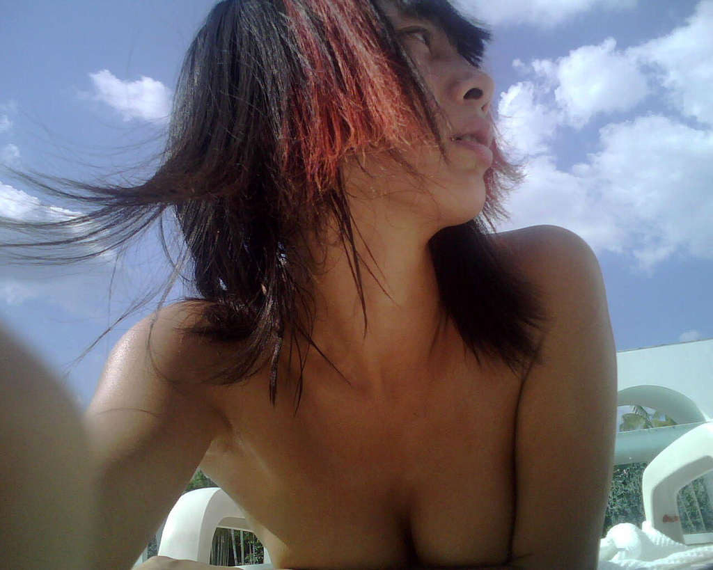 バイ・リンがトップレスで撮影したプライベート・ヌード写真と乳首のスリップ
 #75370059