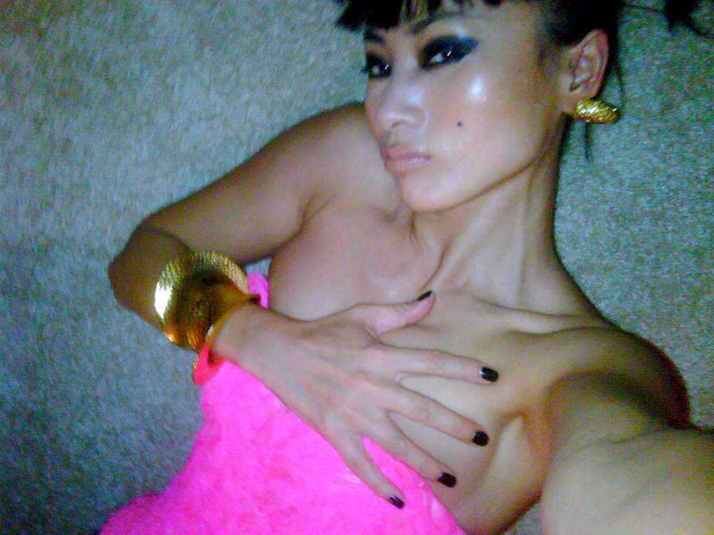 Bai ling in posa topless in foto private nudo e capezzolo slip
 #75370087