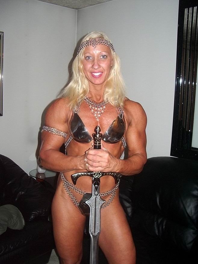 Bodybuilders femminili caldi con muscoli enormi
 #71004266