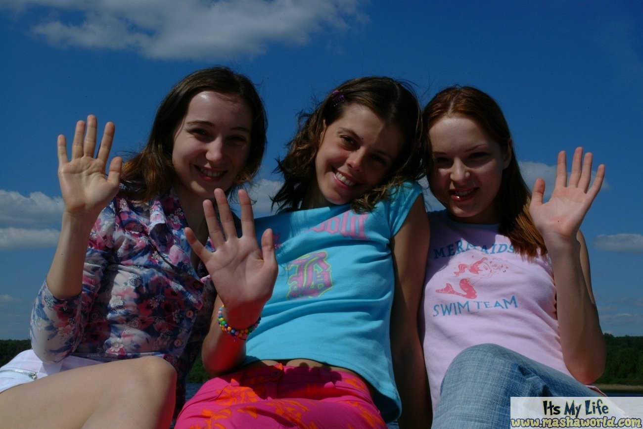 Trois jeunes lesbiennes russes jouent sur un bateau
 #70691637
