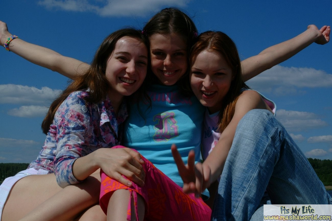 Drei russische Teenie-Lesben spielen auf einem Boot
 #70691648