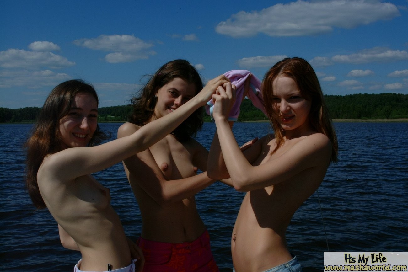 3人のロシアのティーンレズビアンがボートで遊ぶ
 #70691681