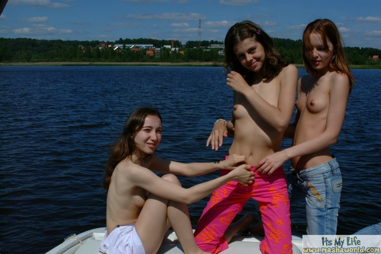 Drei russische Teenie-Lesben spielen auf einem Boot
 #70691699