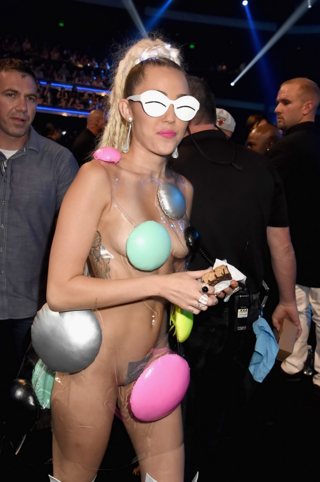 Miley Cyrus blinkt ihre rasierte Muschi, Titten und Arsch für Mtv
 #75153663