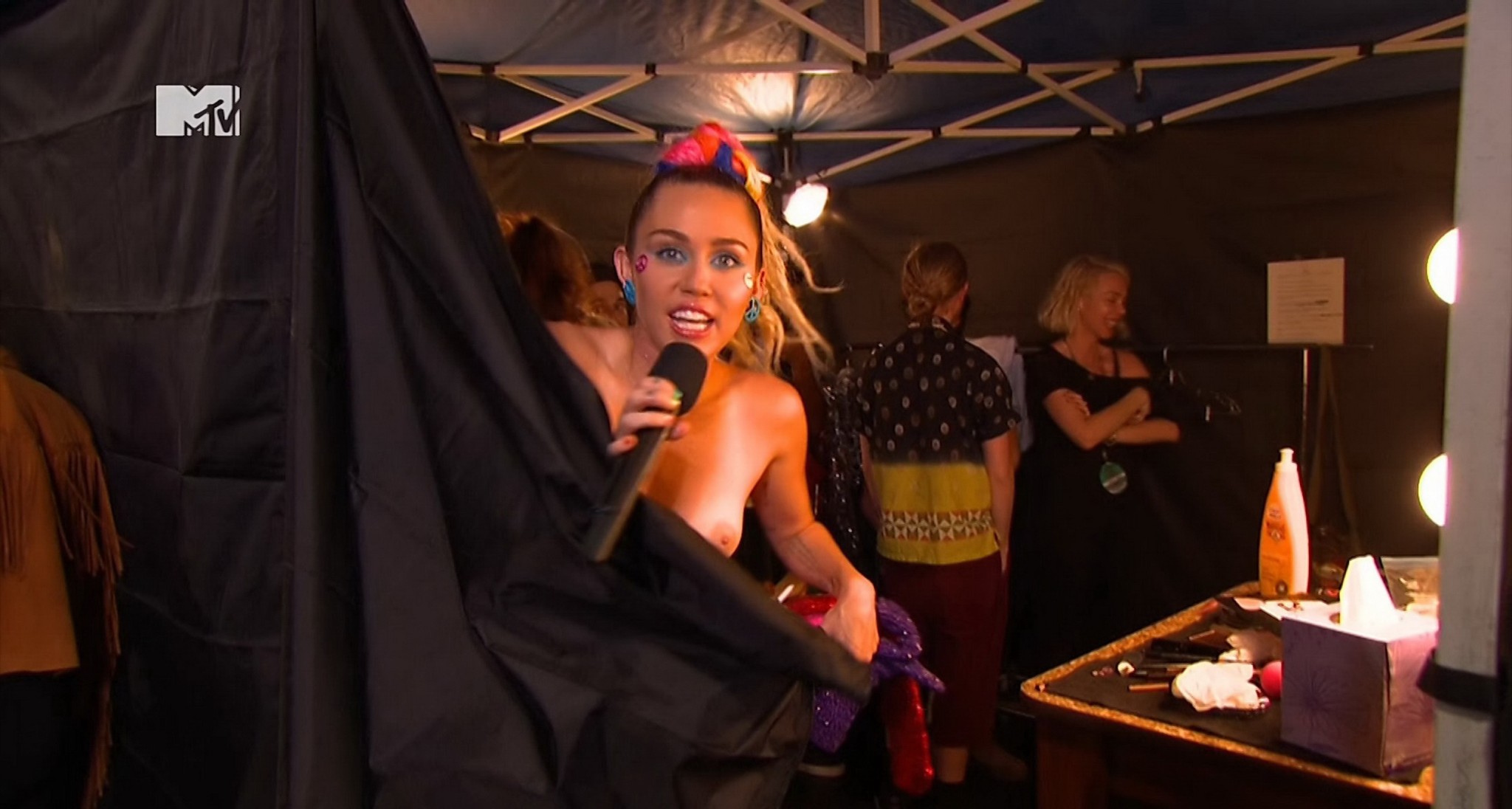 Miley Cyrus blinkt ihre rasierte Muschi, Titten und Arsch für Mtv
 #75153694