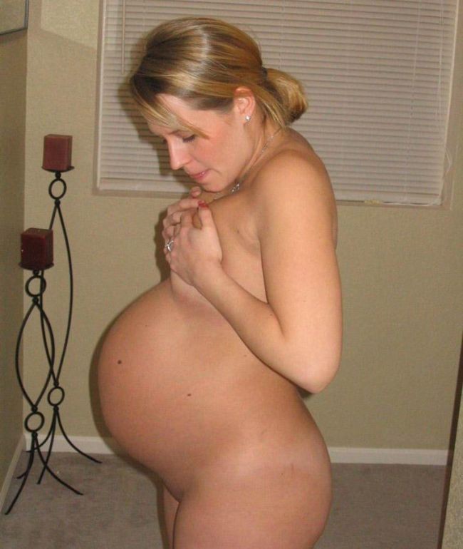 Hübsche schwangere Mädchen zeigen ihre schönen Körper
 #68473123