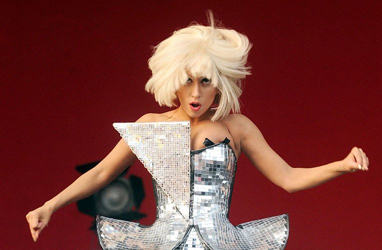 Lady Gaga entblößt ihren schönen Arsch auf der Bühne und upskirt Paparazzi Bilder
 #75391118