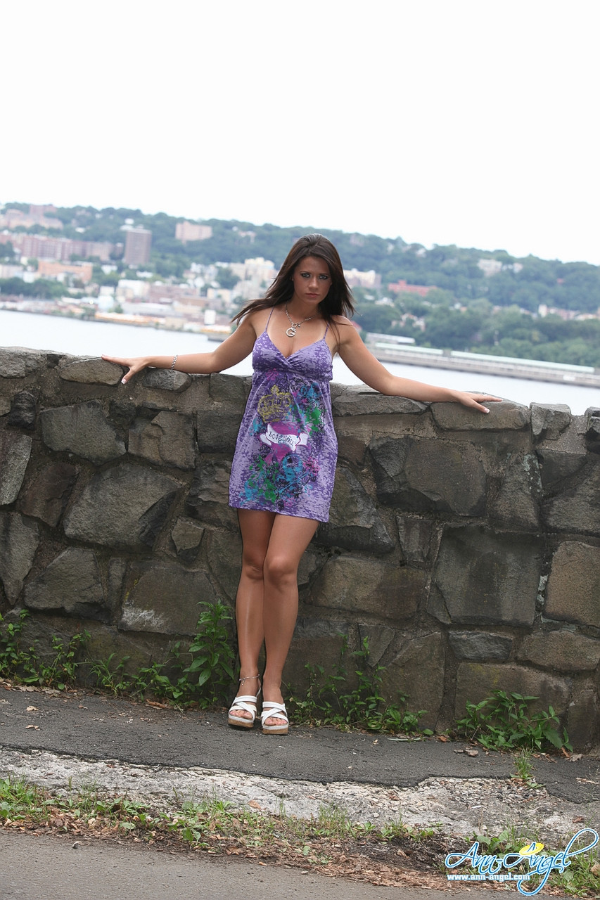 Babe trägt ihr Sommerkleid und blinkt Arsch in der Öffentlichkeit
 #70252560