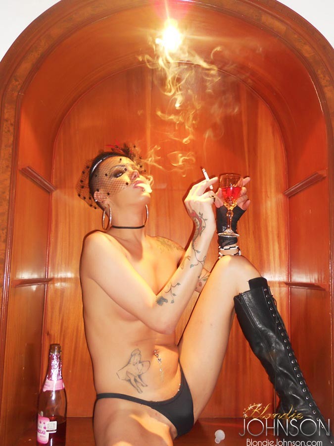彫刻のような体のTsブロンド・ジョンソンがタバコを吸いながら酒を飲んでいる
 #79183731