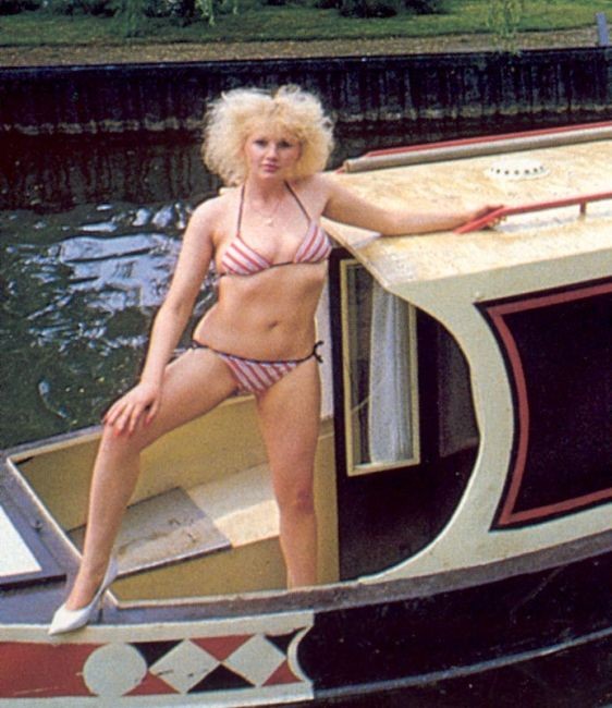 Dama retro en bikini follada en un barco
 #73209511