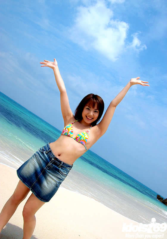 Bella ragazza giapponese in posa su una spiaggia
 #69966992
