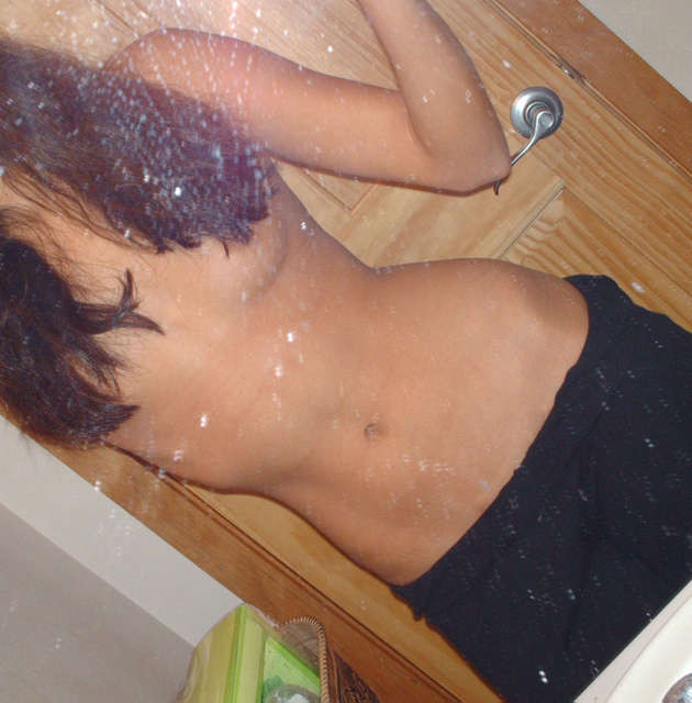 Isabella prenant des photos d'elle nue dans le miroir
 #77956592