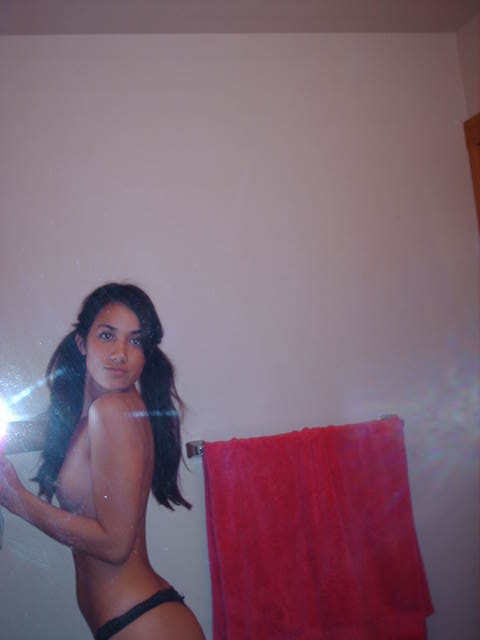 Isabella prenant des photos d'elle nue dans le miroir
 #77956610