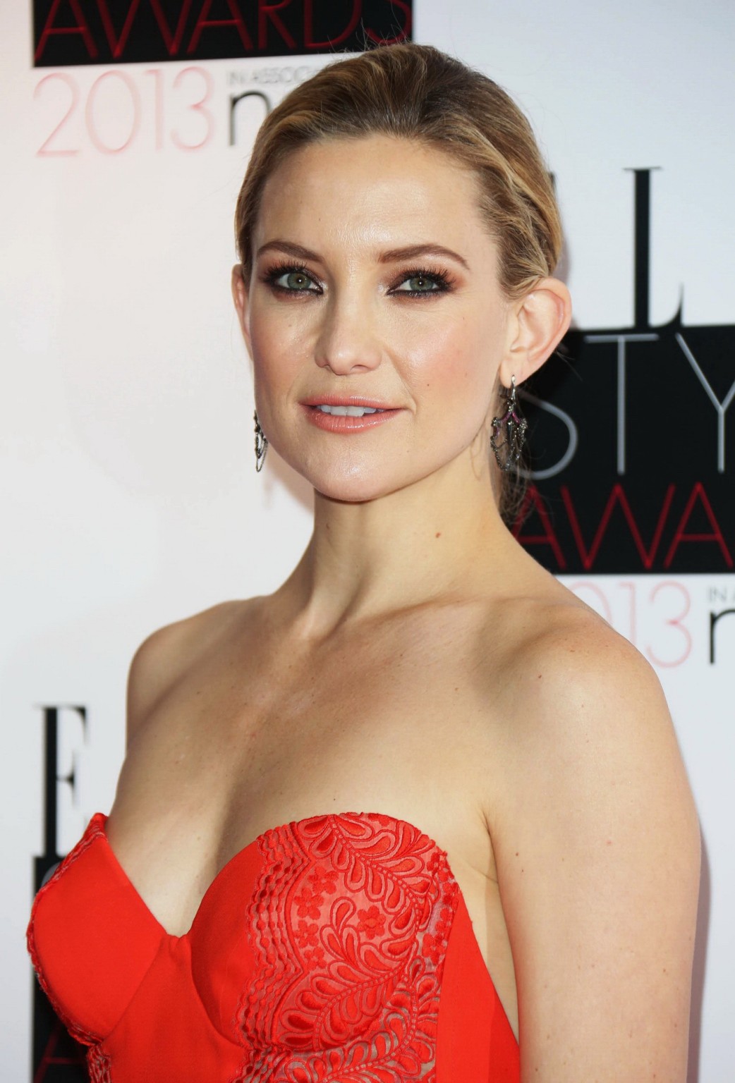 Kate hudson mostrando un enorme escote con un maxi vestido rojo de espalda descubierta en elle styl
 #75241234