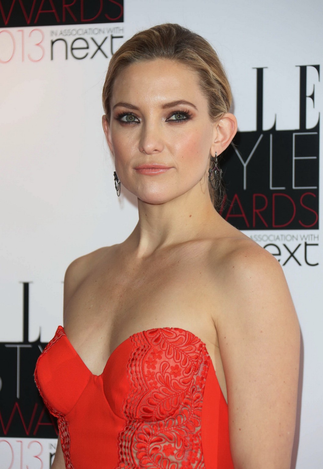 Kate hudson mostrando un enorme escote con un maxi vestido rojo de espalda descubierta en elle styl
 #75241247