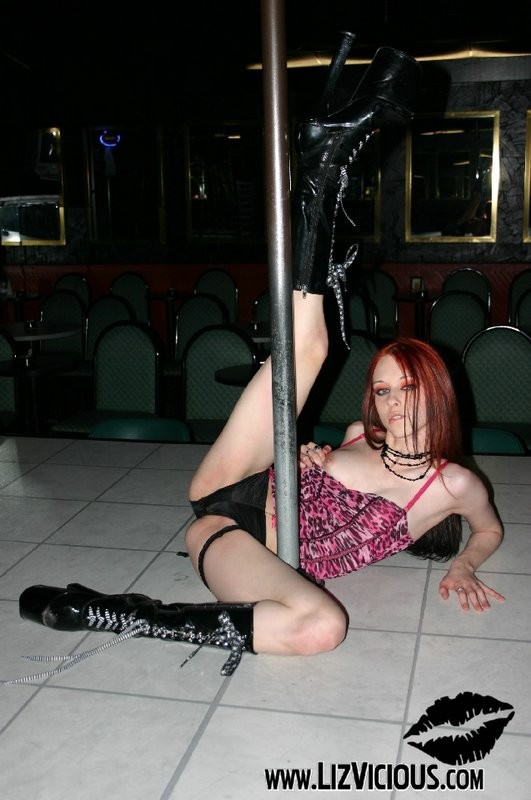Liz vicious e raven riley strip in un club
 #71087562
