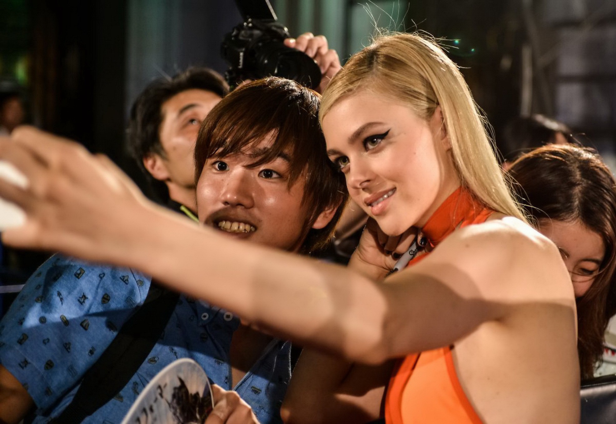 Nicola Peltz zeigt ihre Brüste braless in einem tief ausgeschnittenen orangefarbenen Bareback-Kleid bei einer
 #75189708