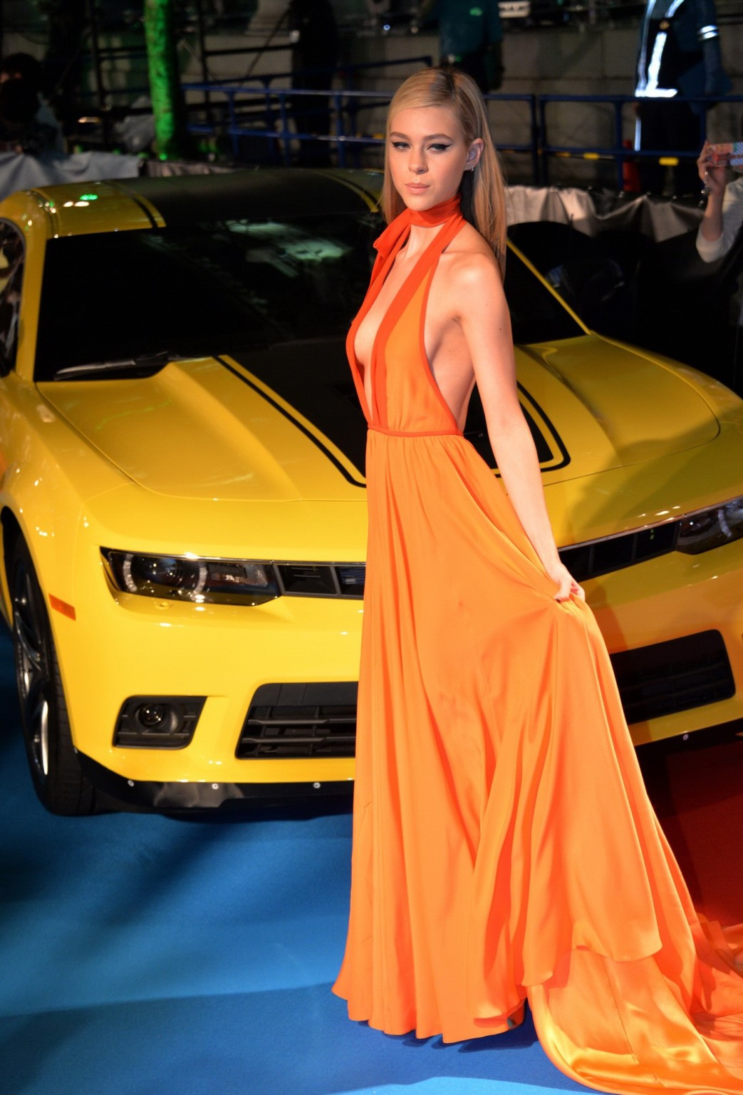 Nicola Peltz zeigt ihre Brüste braless in einem tief ausgeschnittenen orangefarbenen Bareback-Kleid bei einer
 #75189721