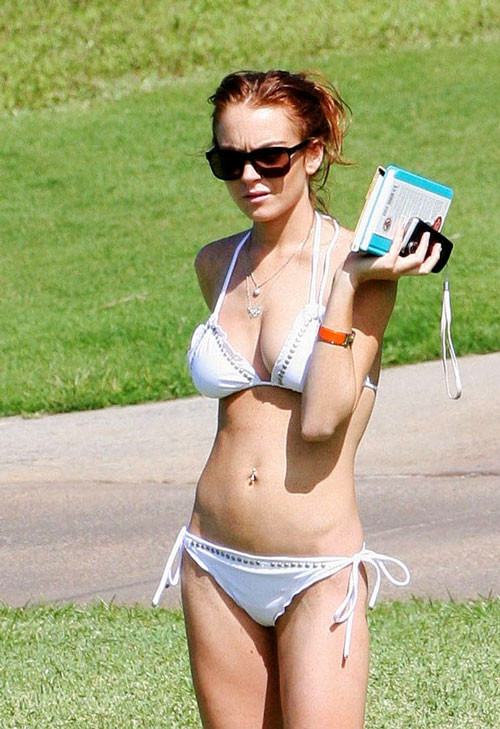 Lindsay Lohan showing her nice tits and upskirt paparazzi pictures #75393556