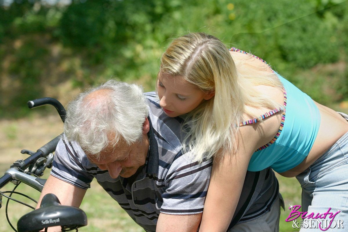 Geile blonde Schönheit wird von einem älteren Mann gefickt
 #74327921